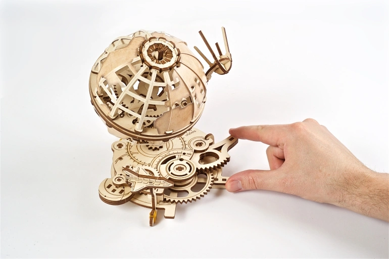 Ugears-Globus-globus, earth, kaart, aarde, ugears, ugear, ugears modellen, ugears mechanische modellen, cadeau-idee, hobby idee, ugears waar te kopen, versnellingen vector, versnellingen lego, ugears amazon,