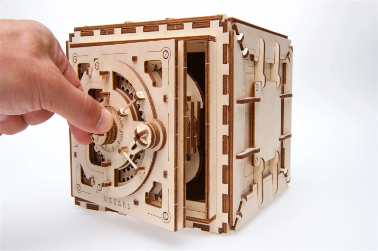 Ugears-Safe-Model ugears sejf, ugears houten kluis, versnellingen kluis, ugears veilige mechanische 3d puzzel