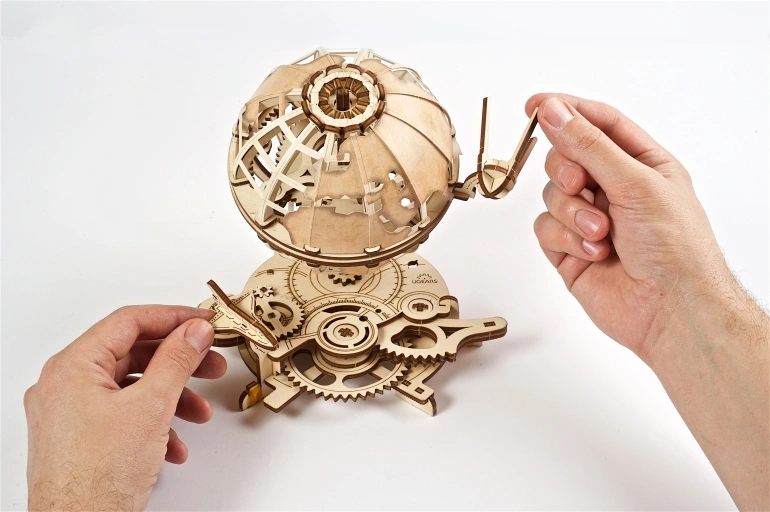 Ugears-Globus globus, earth, kaart, aarde, ugears, ugear, ugears modellen, ugears mechanische modellen, cadeau-idee, hobby idee, ugears waar te kopen, versnellingen vector, versnellingen lego, ugears amazon,