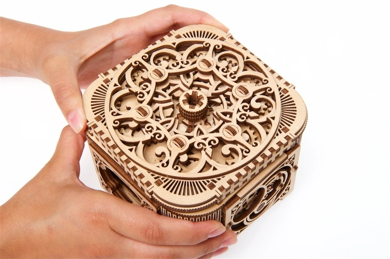 Ugears-Treasure-Box ugears schatkist, ugears puzzel doos, ugears sieraden doos, ugears schatkist instructies, ugears schatkist montage, ugears 70031, puzzel doos, mysterie doos, ugears puzzel doos, ugea